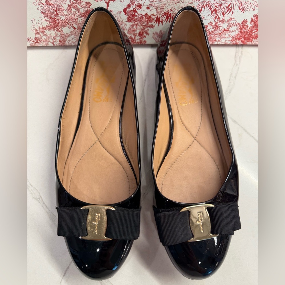 Salvatore Ferragamo Varina Black Patent Leather Ballet Flats, Size 8.5 - Picture 2 of 7